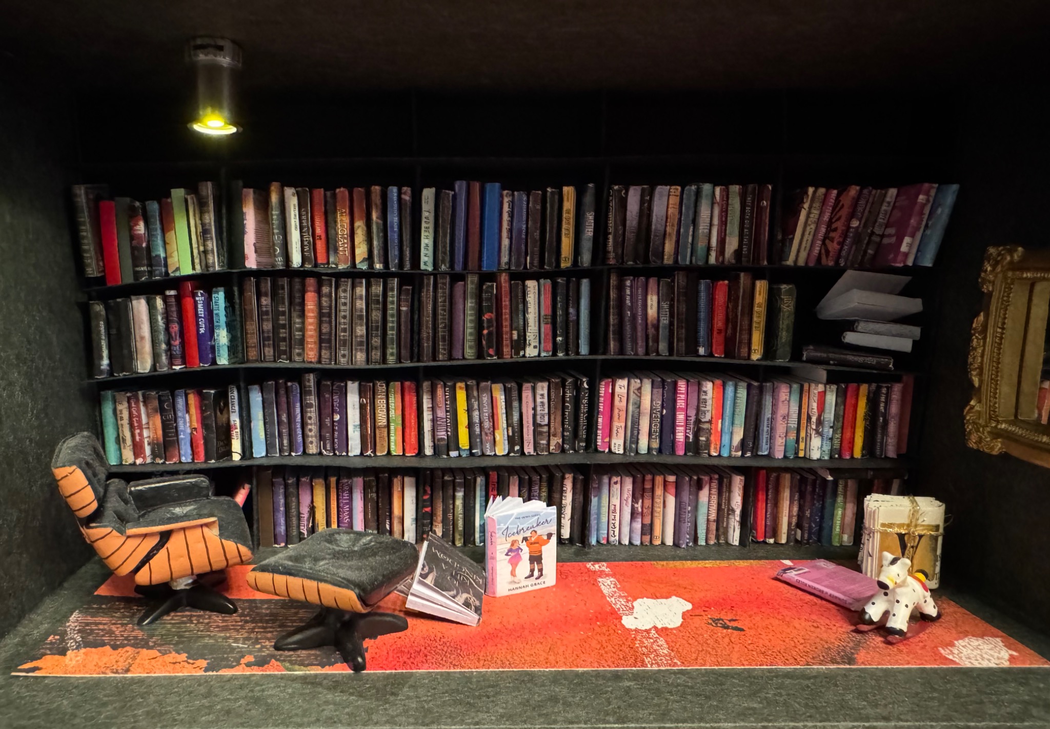 A5-Box mit Miniaturbibliothek, Sessel, Büchern und kleinem Hund