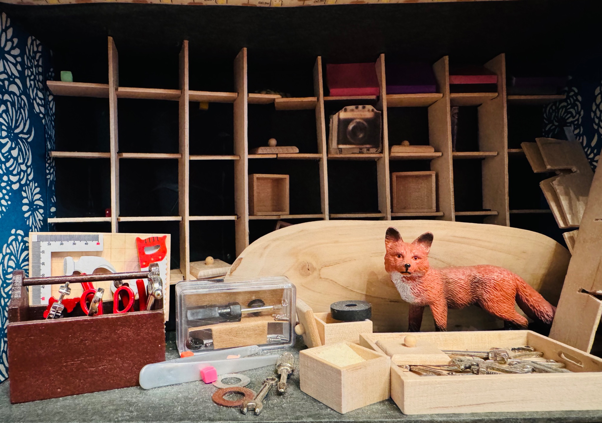 A5-Box mit Werkstatt, Werkzeugen und Fuchsfigur