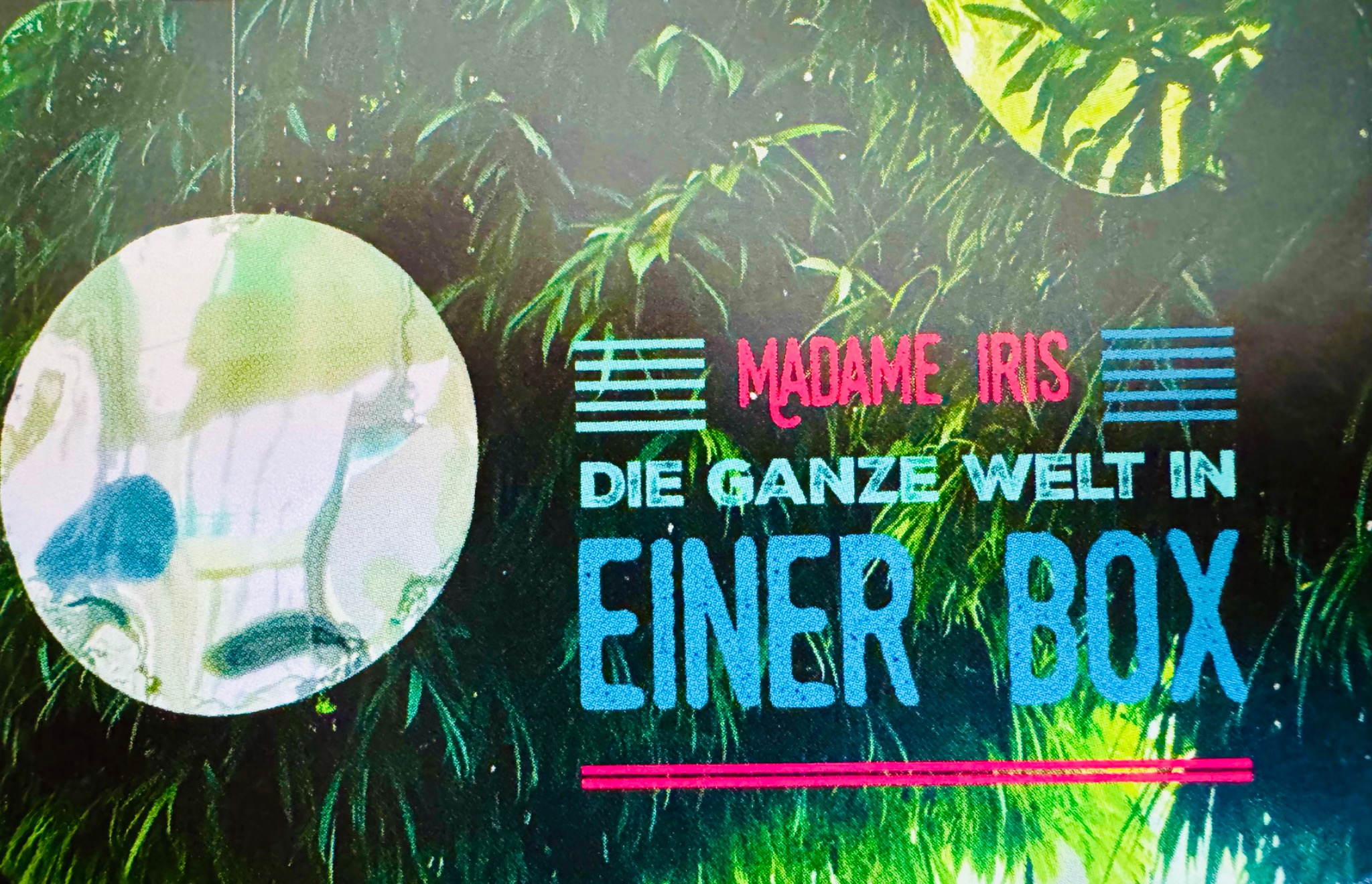 Sticker: Madame Iris – Die ganze Welt in einer Box